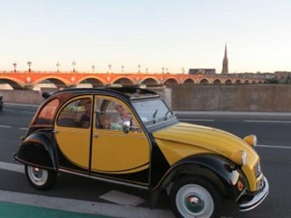 Private tour of the monuments and riverbanks of Bordeaux by Citroen 2CV
